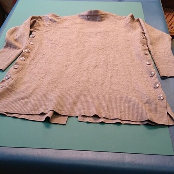 Tahari XL Merino Wool Blend Womens XL Buttons down each Side Back Sweater - Picture 6 of 7